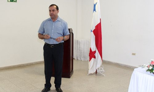 Dr. Ignacio Chang exponiendo.
