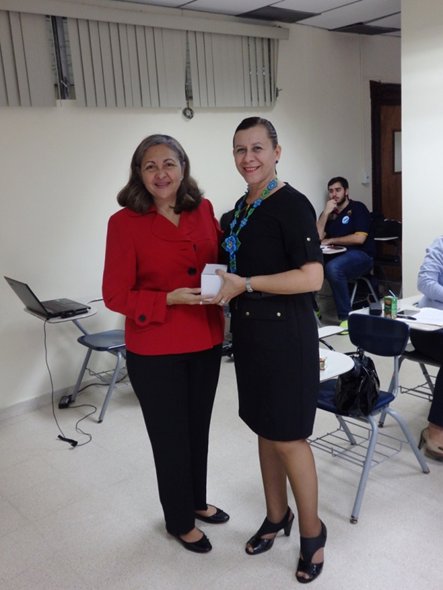 Ing. Carballeda y representante de MEDUCA